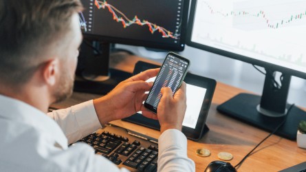 Hombre viendo números para invertir