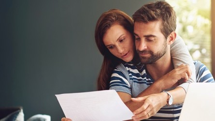 pareja revisando opciones para invertir