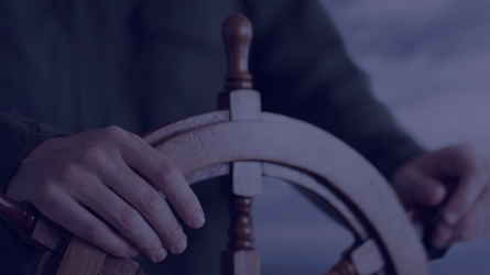 hombre con timon en mano