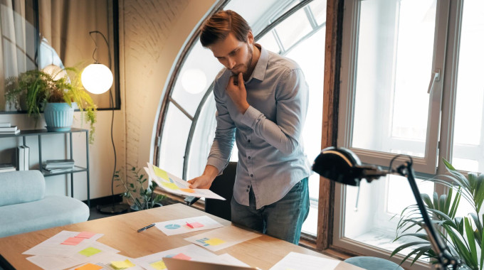 hombre de mediana edad decidiendo