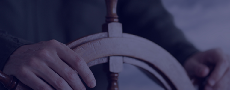 hombre con timon en mano