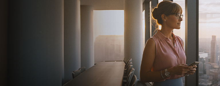 mujer ejecutiva mirando por la ventana