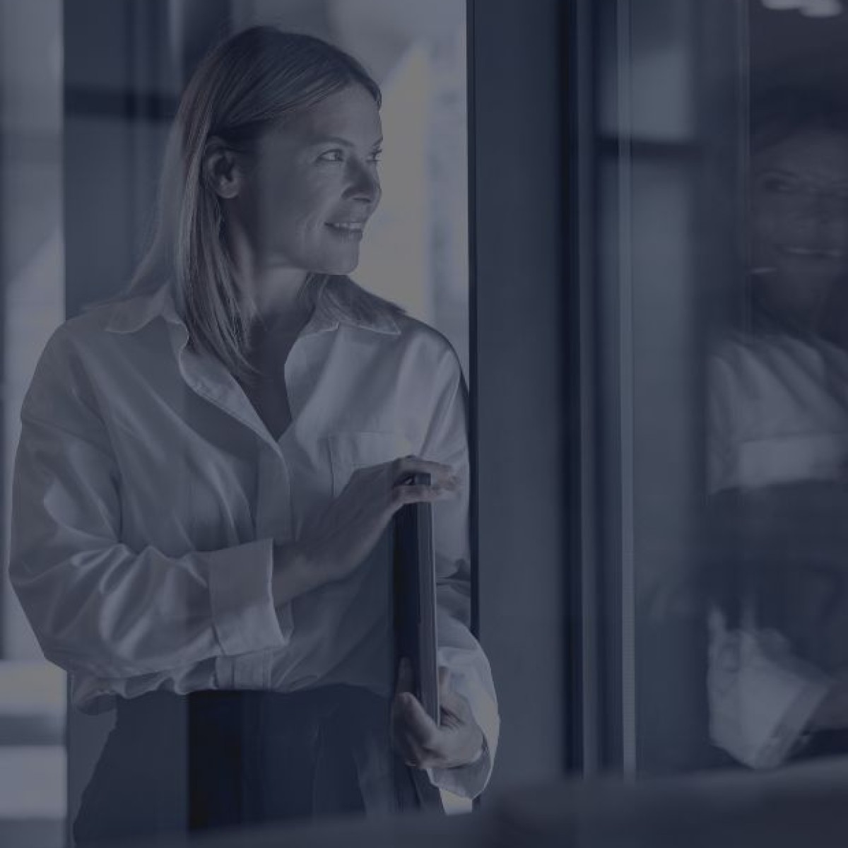 mujer ejecutiva mirando por la ventana